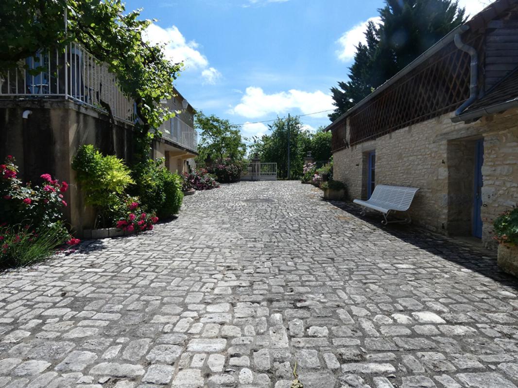 TEMPLE-LAGUYON Maison125 m2 / 3 chambres / grange / terrain 4225m² 7