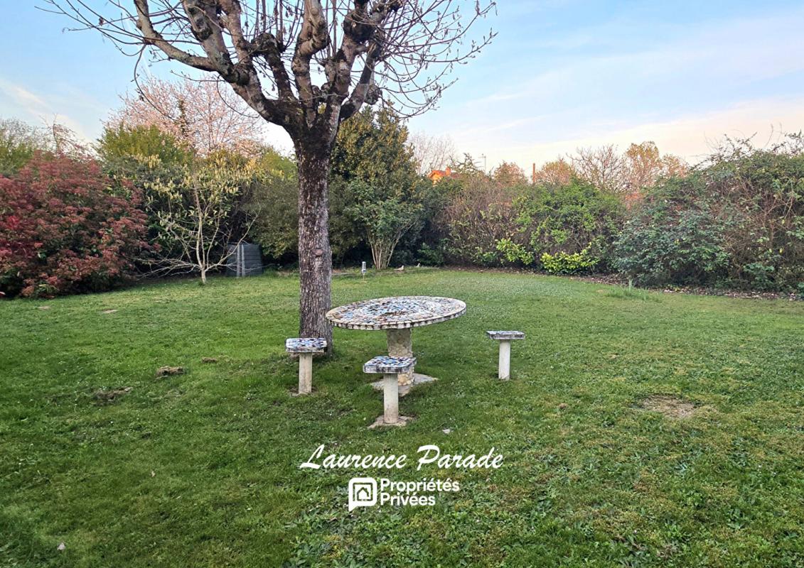 MONTPON-MENESTEROL Maison avec double garage et parc 10