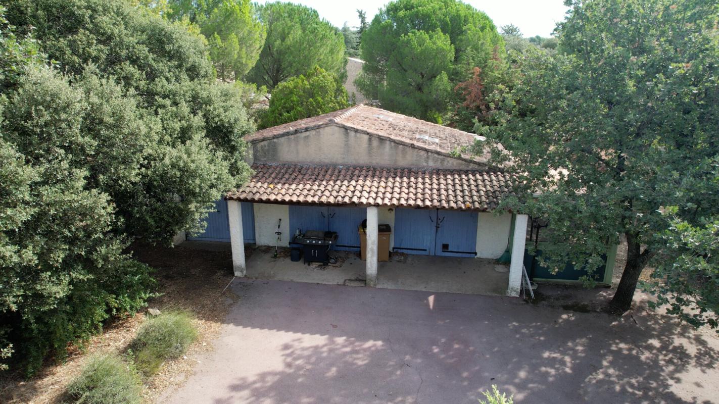 GORDES À vendre -Terrain constructible 2 000m2 avec grange et piscine à réhabiliter  -Gordes, Les Imberts 2