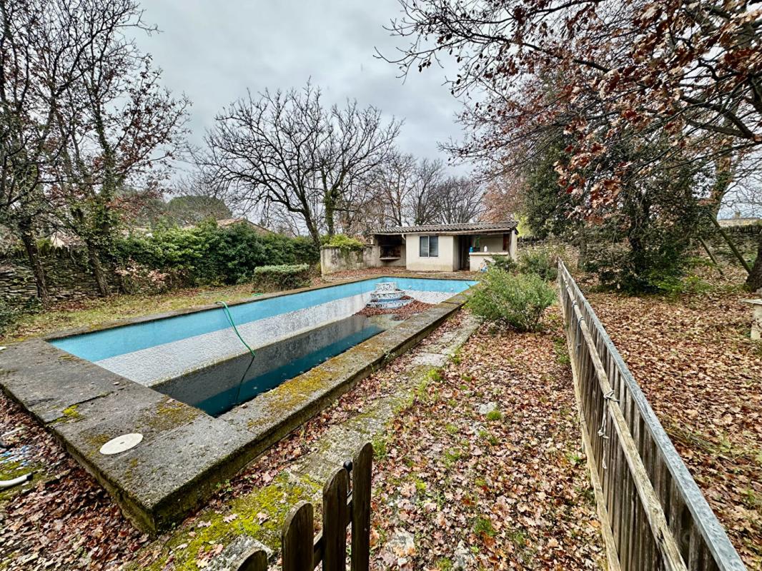 GORDES À vendre -Terrain constructible 2 000m2 avec grange et piscine à réhabiliter  -Gordes, Les Imberts 6