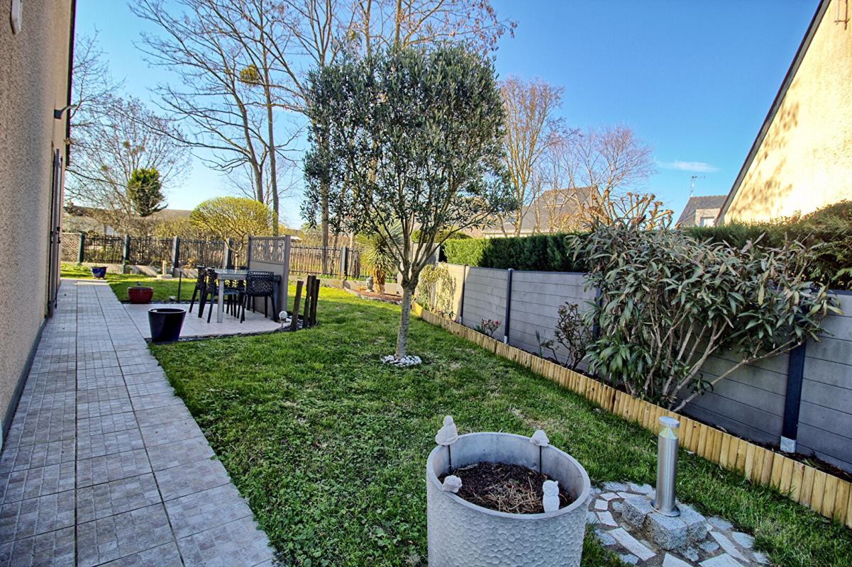 SAINT-SYLVAIN-D'ANJOU Maison centre Saint sylvain d'Anjou 120 m2 au calme square 4 chambres 10