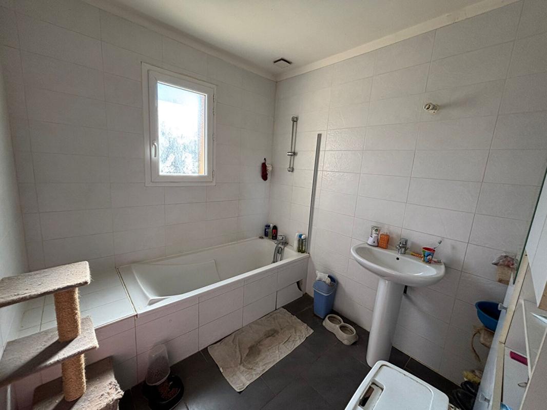 SICHAMPS Maison Sichamps 5 pièces 92.9 m2 - 3 chambres - louée - investisseur 5