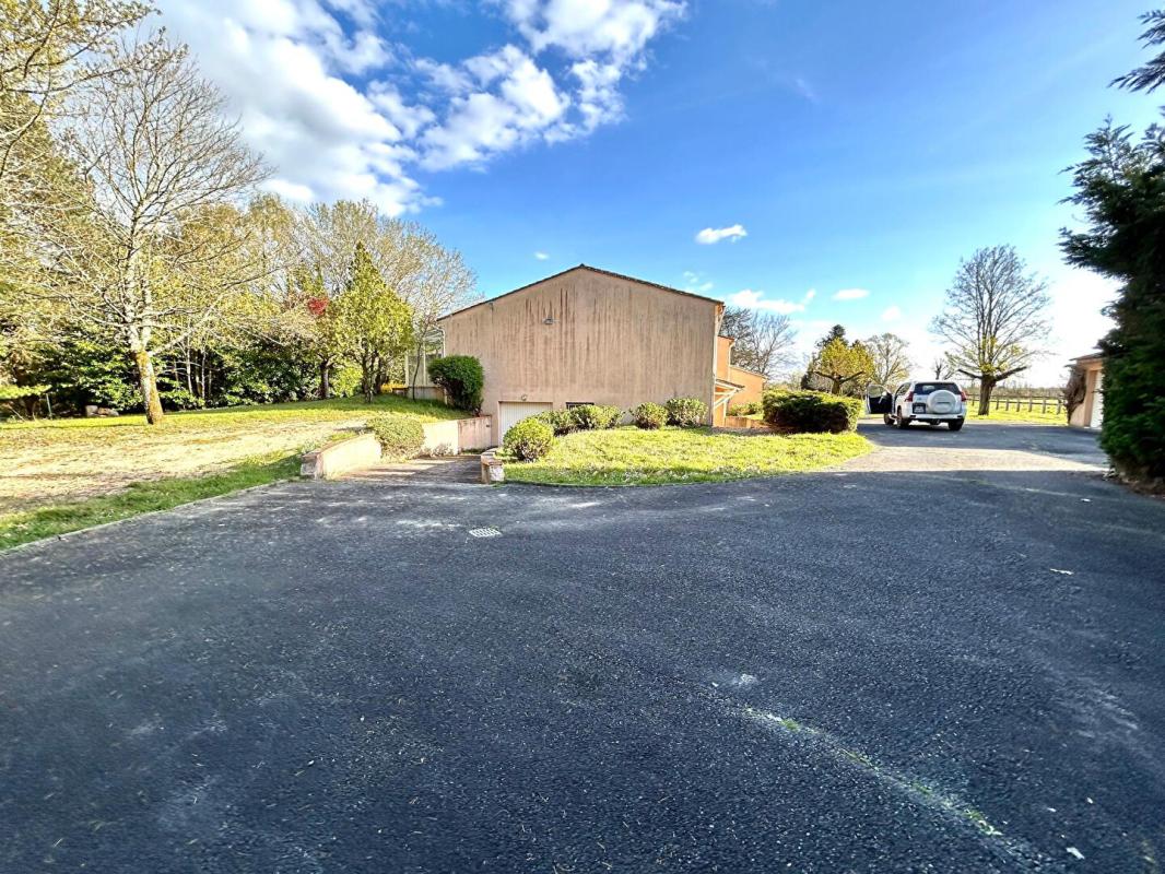 PUGNAC DÉCOUVREZ LE CHARME ET LES VOLUMES D'UNE MAISON D'ARCHITECTE - 300 M2 - 4 CHAMBRES   À PUGNAC DANS UN PARC ARBORÉ POUR SAVOURER LA TRANQUILITÉ 18