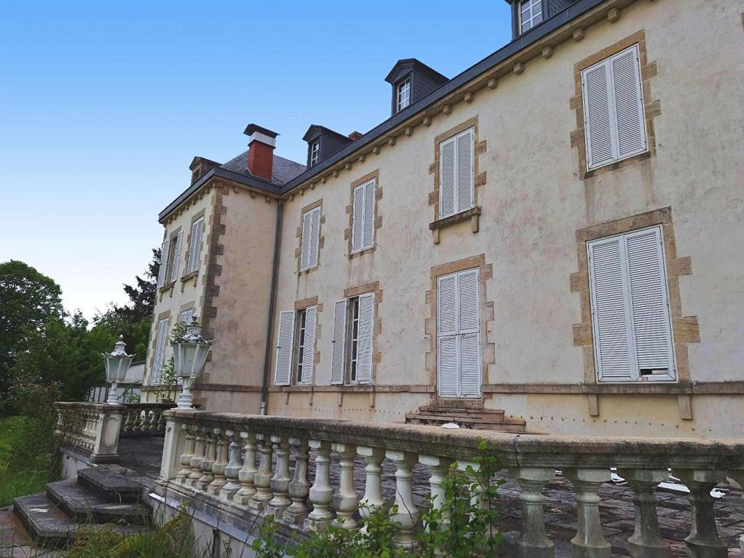 MOULINS-ENGILBERT Château Moulins Engilbert 12 pièce(s) 395,85 m2 3