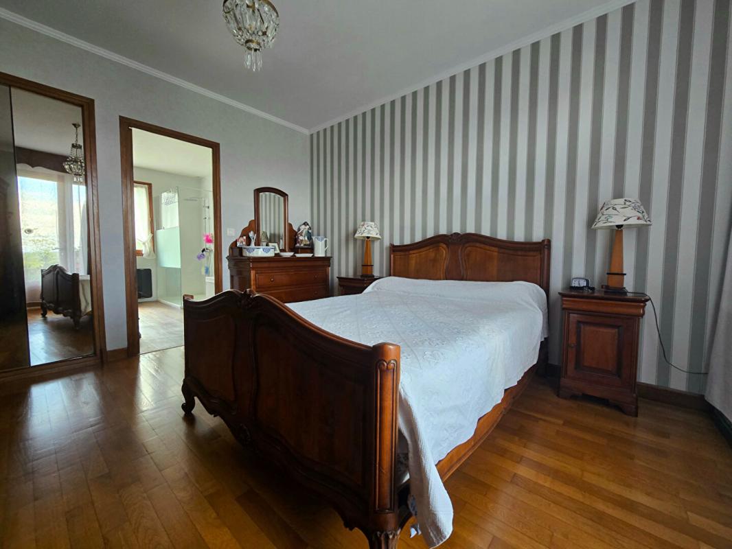 CREUZIER-LE-VIEUX Maison Creuzier Le Vieux 7 pièce(s) 193 m2 4