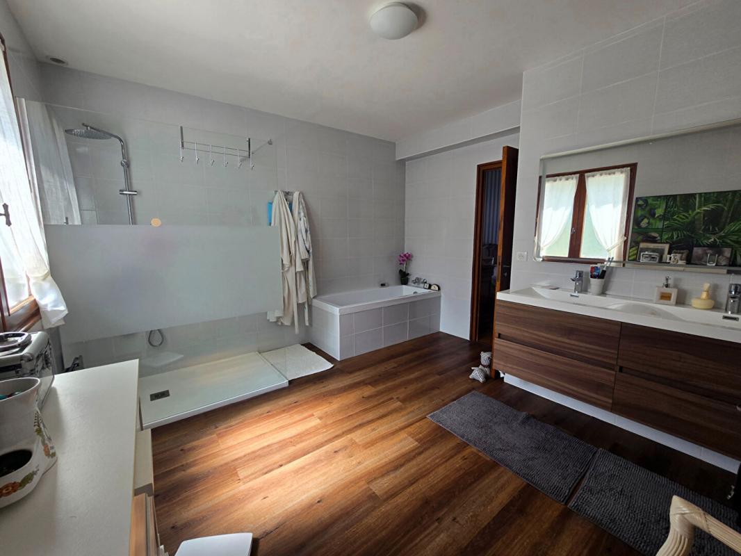 CREUZIER-LE-VIEUX Maison Creuzier Le Vieux 7 pièce(s) 193 m2 5