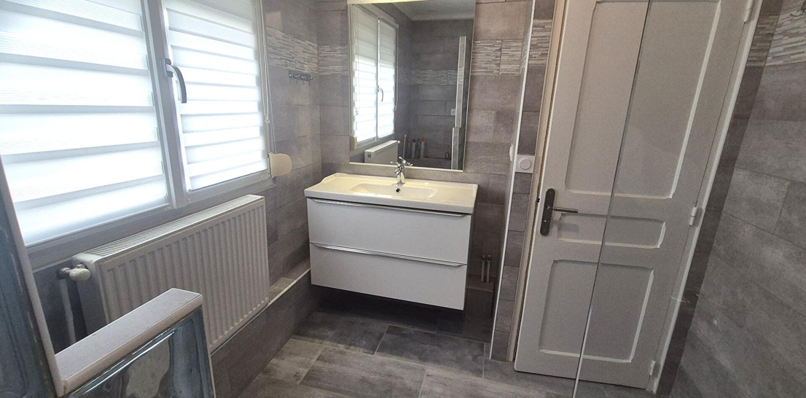 SAINT-DIZIER Belle Maison en Pierre ou de Caractère de 112 m² Rénovée avec Goût avec sa Cour fermée de 12 m², Terrasse de 56 m², Vérandas Chauffées, Garage de 32 m² avec Buanderie, Chaufferie PAC Air-Eau, Cuisine d'été et Terrain clos, arborés de 286 m² avec son Barbe 16