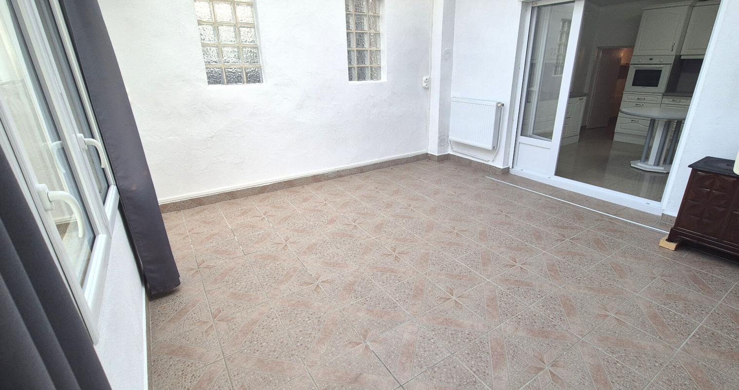 SAINT-DIZIER Belle Maison en Pierre ou de Caractère de 112 m² Rénovée avec Goût avec sa Cour fermée de 12 m², Terrasse de 56 m², Vérandas Chauffées, Garage de 32 m² avec Buanderie, Chaufferie PAC Air-Eau, Cuisine d'été et Terrain clos, arborés de 286 m² avec son Barbe 17