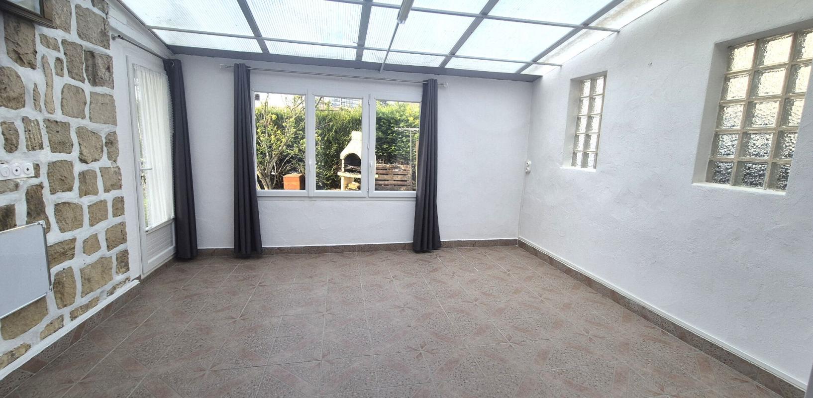 SAINT-DIZIER Belle Maison en Pierre ou de Caractère de 112 m² Rénovée avec Goût avec sa Cour fermée de 12 m², Terrasse de 56 m², Vérandas Chauffées, Garage de 32 m² avec Buanderie, Chaufferie PAC Air-Eau, Cuisine d'été et Terrain clos, arborés de 286 m² avec son Barbe 5