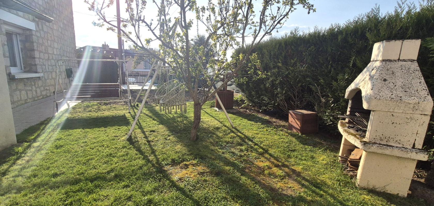 SAINT-DIZIER Belle Maison en Pierre ou de Caractère de 112 m² Rénovée avec Goût avec sa Cour fermée de 12 m², Terrasse de 56 m², Vérandas Chauffées, Garage de 32 m² avec Buanderie, Chaufferie PAC Air-Eau, Cuisine d'été et Terrain clos, arborés de 286 m² avec son Barbe 6