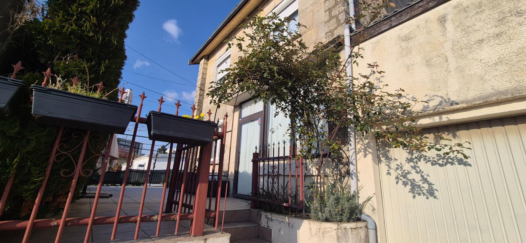 SAINT-DIZIER Belle Maison en Pierre ou de Caractère de 112 m² Rénovée avec Goût avec sa Cour fermée de 12 m², Terrasse de 56 m², Vérandas Chauffées, Garage de 32 m² avec Buanderie, Chaufferie PAC Air-Eau, Cuisine d'été et Terrain clos, arborés de 286 m² avec son Barbe 7