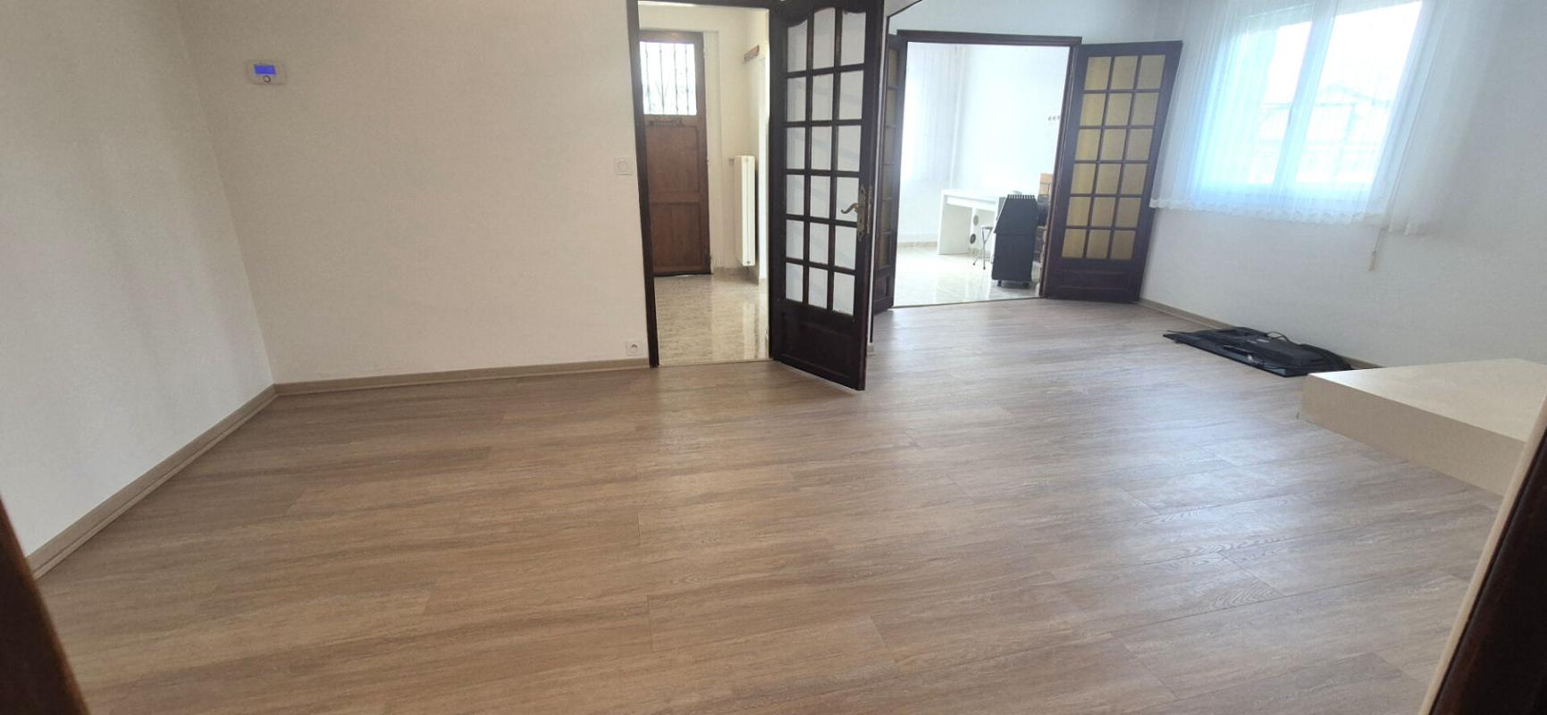 SAINT-DIZIER Belle Maison en Pierre ou de Caractère de 112 m² Rénovée avec Goût avec sa Cour fermée de 12 m², Terrasse de 56 m², Vérandas Chauffées, Garage de 32 m² avec Buanderie, Chaufferie PAC Air-Eau, Cuisine d'été et Terrain clos, arborés de 286 m² avec son Barbe 8