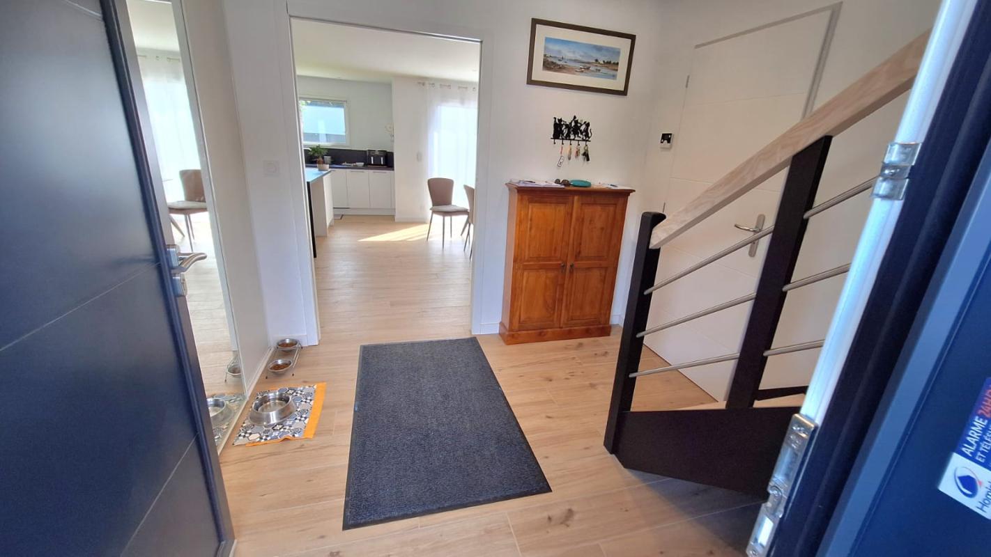 SURZUR BELLE CONTEMPORAINE  AU CALME 155 m2- 4 chambres- Garage 10
