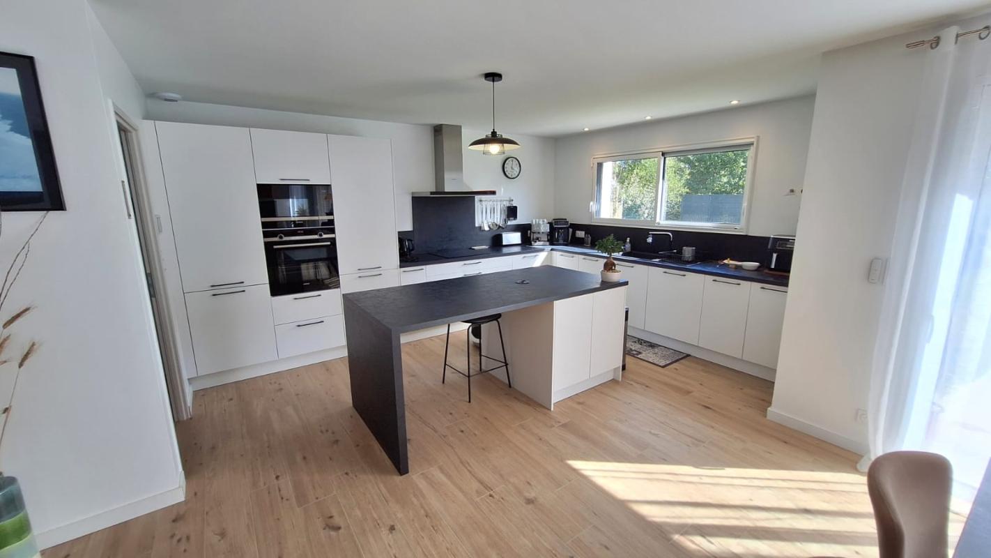 SURZUR CONTEMPORAINE SURZUR CENTRE 155 m2- 4 chambres- Garage 4