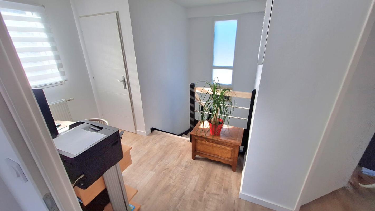 SURZUR CONTEMPORAINE SURZUR CENTRE 155 m2- 4 chambres- Garage 5