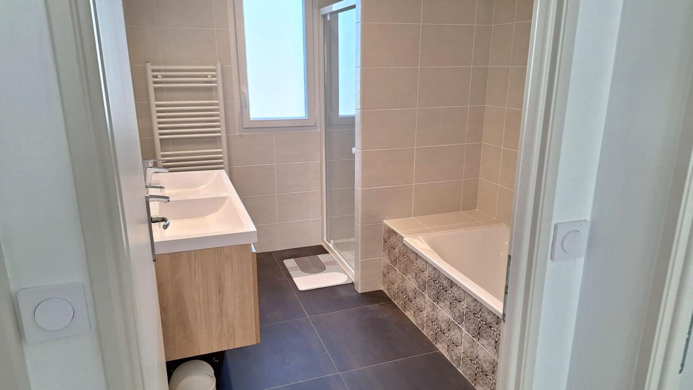 SURZUR CONTEMPORAINE SURZUR CENTRE 155 m2- 4 chambres- Garage 6