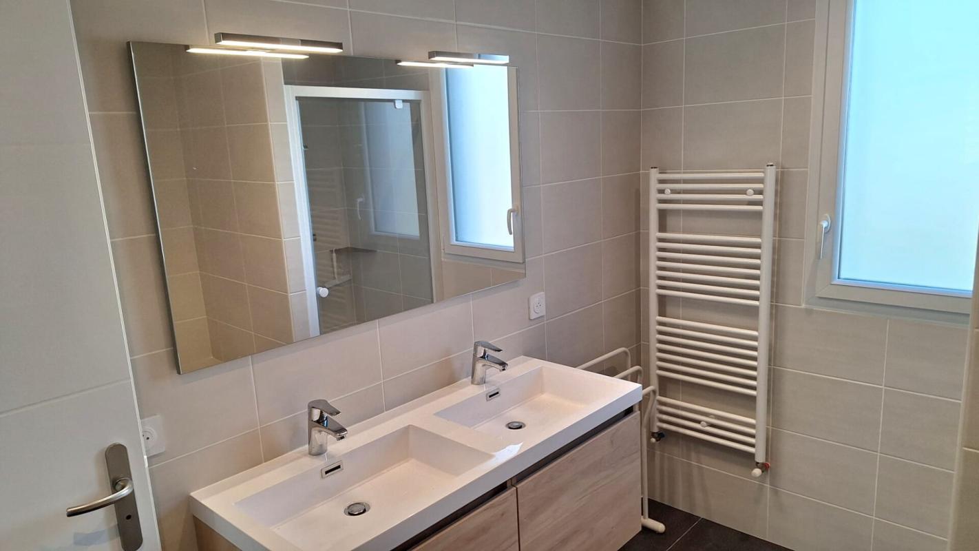 SURZUR BELLE CONTEMPORAINE  AU CALME 155 m2- 4 chambres- Garage 9