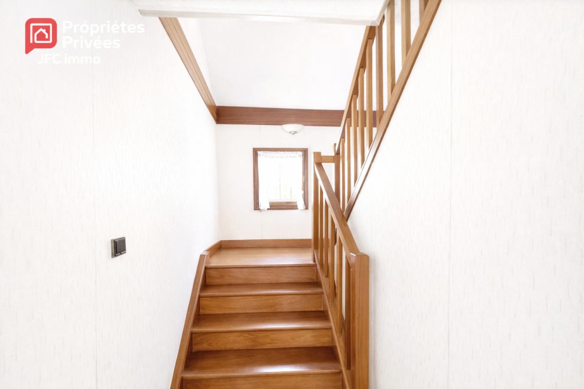 CREPY-EN-VALOIS Maison Crepy En Valois 9 pièce(s) 170 m2 et double garages 12