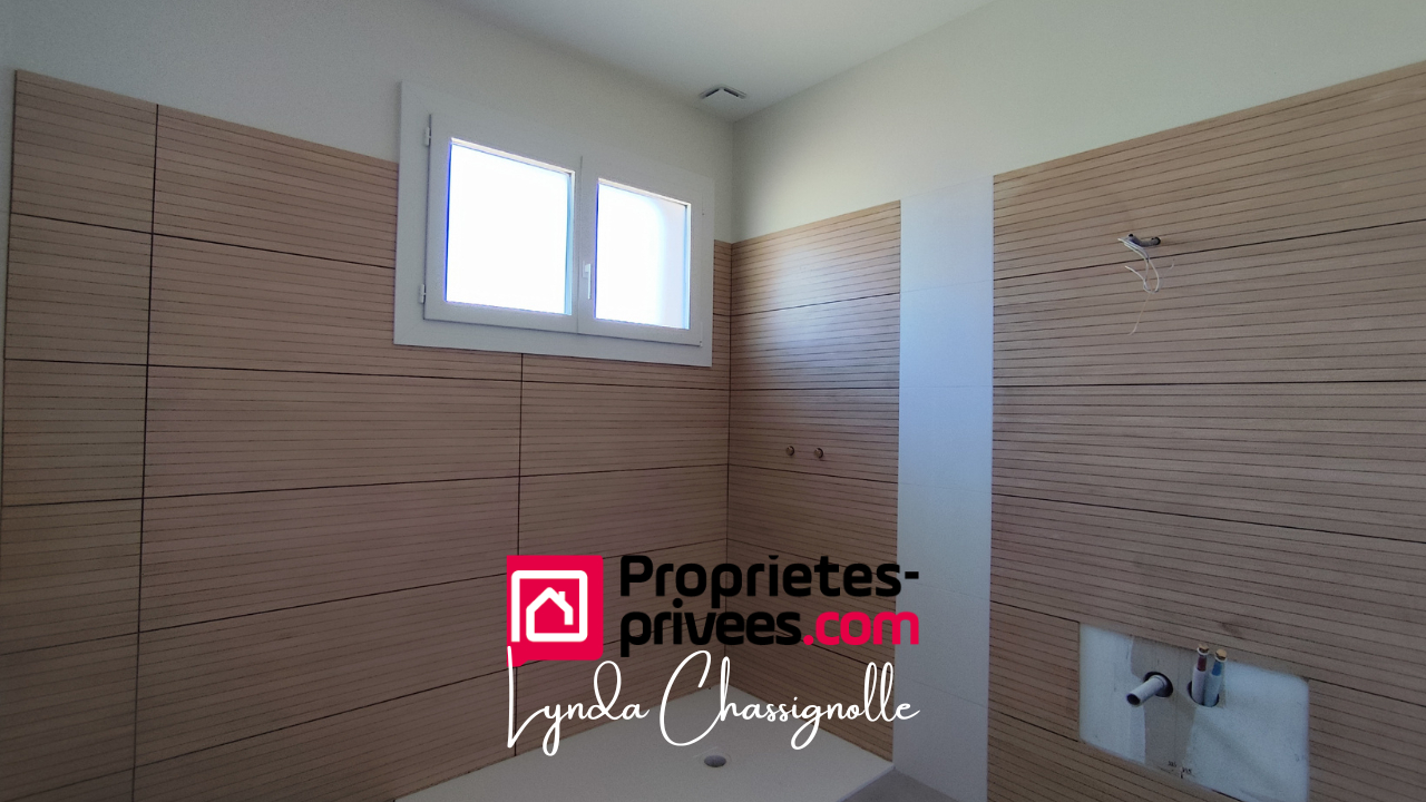 SAINT-SYMPHORIEN-DE-LAY Maison - Grand garage - 3 chambres + bureau -  Saint Symphorien De Lay 6