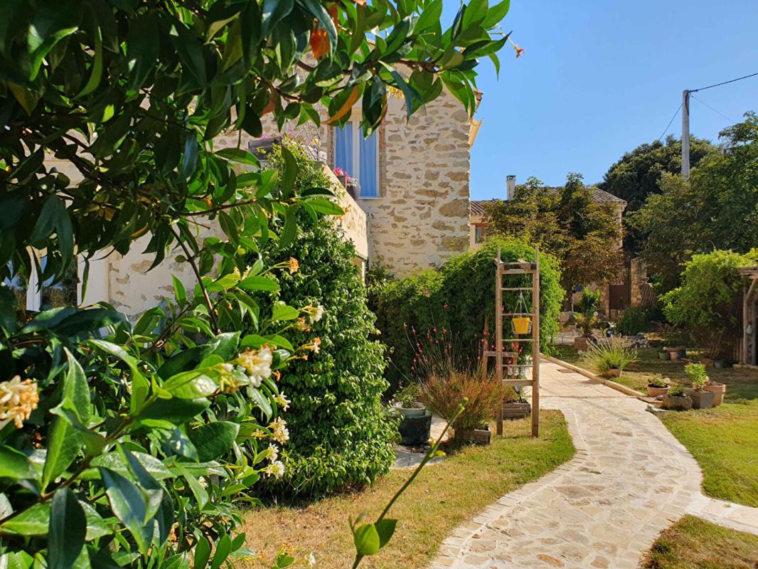 GOUDARGUES Propriété de caractère au coeur de la nature 11