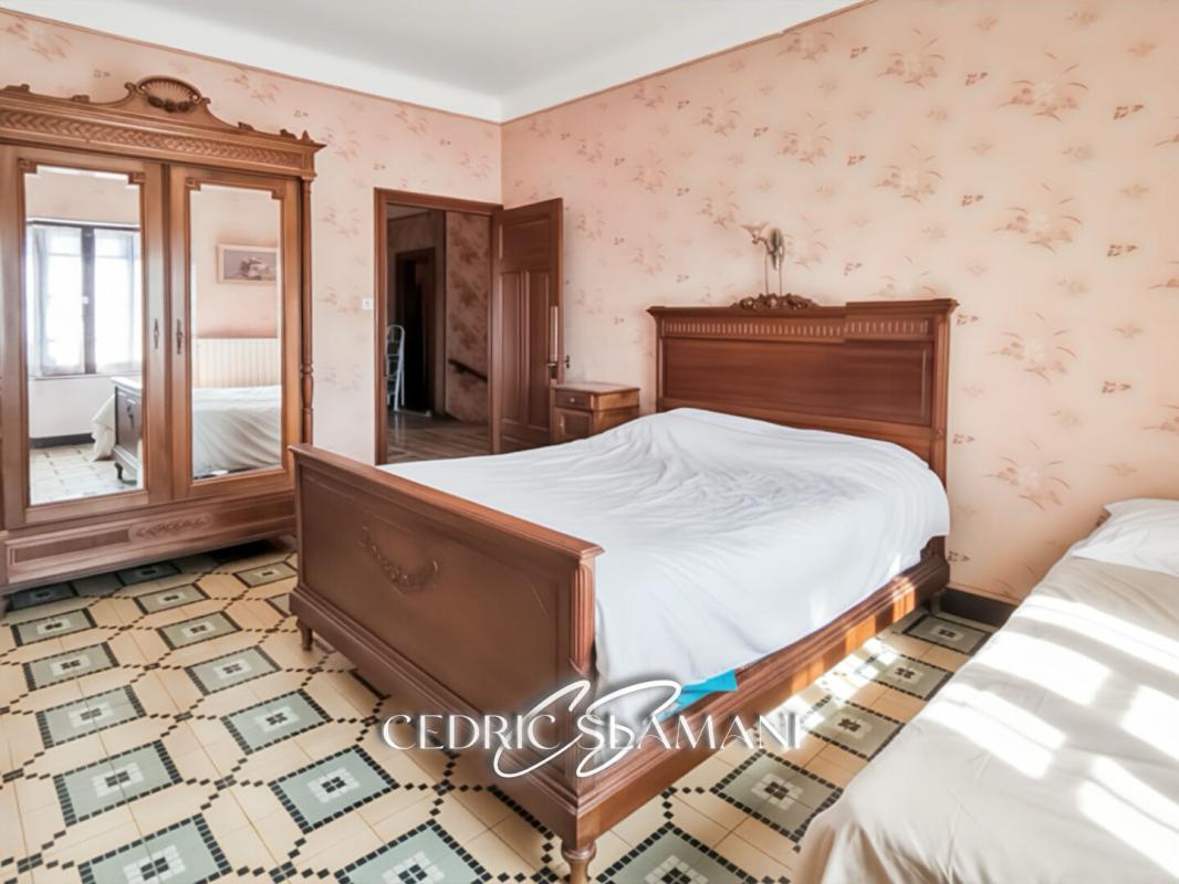 FELINES-MINERVOIS EXCLUSIVITE MAISON 8 PIECES 186M2, SALLE A MANGE, DOUBLE SEJOUR, BUREAU, 4 CHAMBRE, 2 WC, 3 SALLE D EAU,JARDIN, GARAGE 5