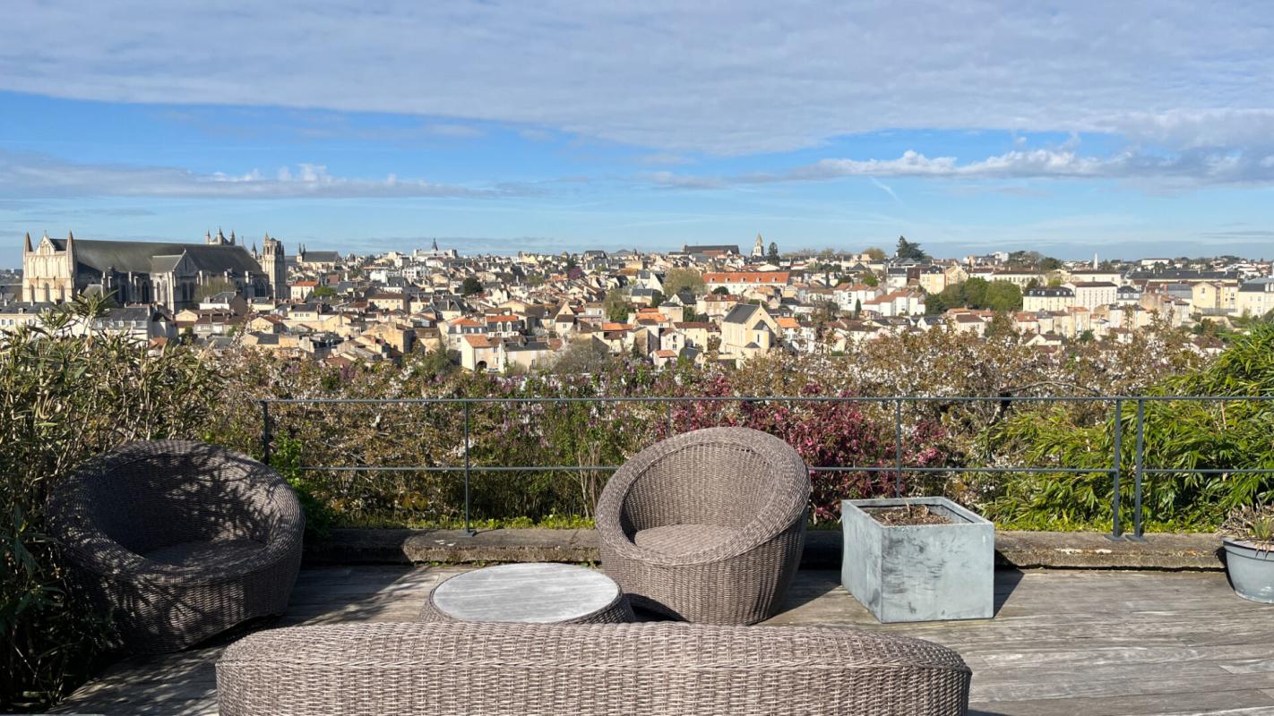POITIERS Maison d'exception de 220 m² avec vue panoramique sur Poitiers , 5 chambres ,jardin 16