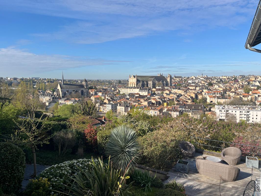 POITIERS Maison d'exception de 220 m² avec vue panoramique sur Poitiers , 5 chambres ,jardin 17