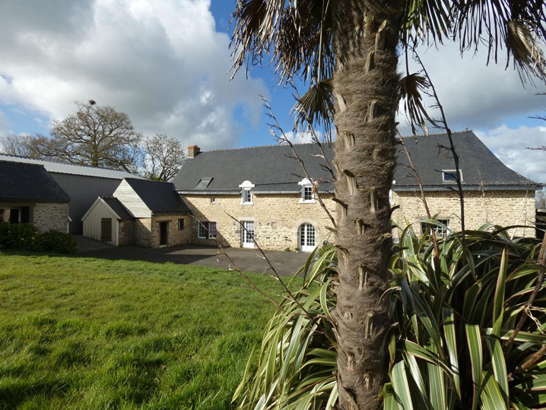 PLESTAN A 10 mns de la gare TGV de LAMBALLE, Maison 9 pièces de 270 m2 sur un terrain de 5 560m2 1