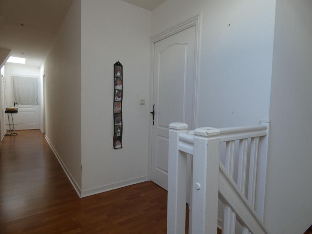 PLESTAN A 10 mns de la gare TGV de LAMBALLE, Maison 9 pièces de 270 m2 sur un terrain de 5 560m2 10