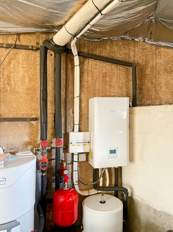 CHAMPILLET Charmante maison à fort potentiel à Champillet  Laissez parler vos envies ! 11