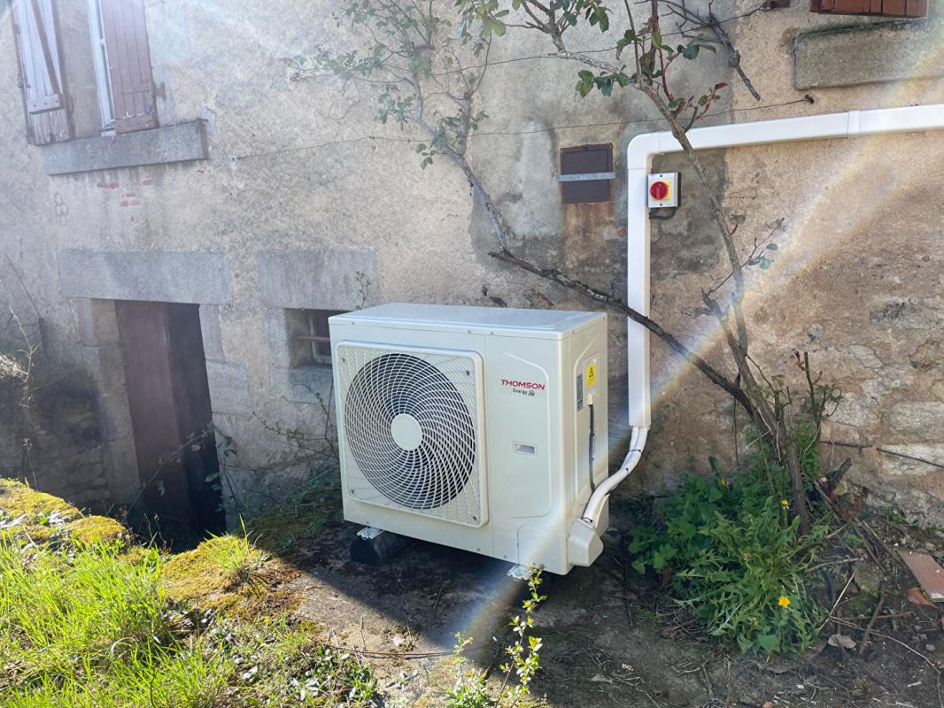 CHAMPILLET Charmante maison à fort potentiel à Champillet  Laissez parler vos envies ! 5