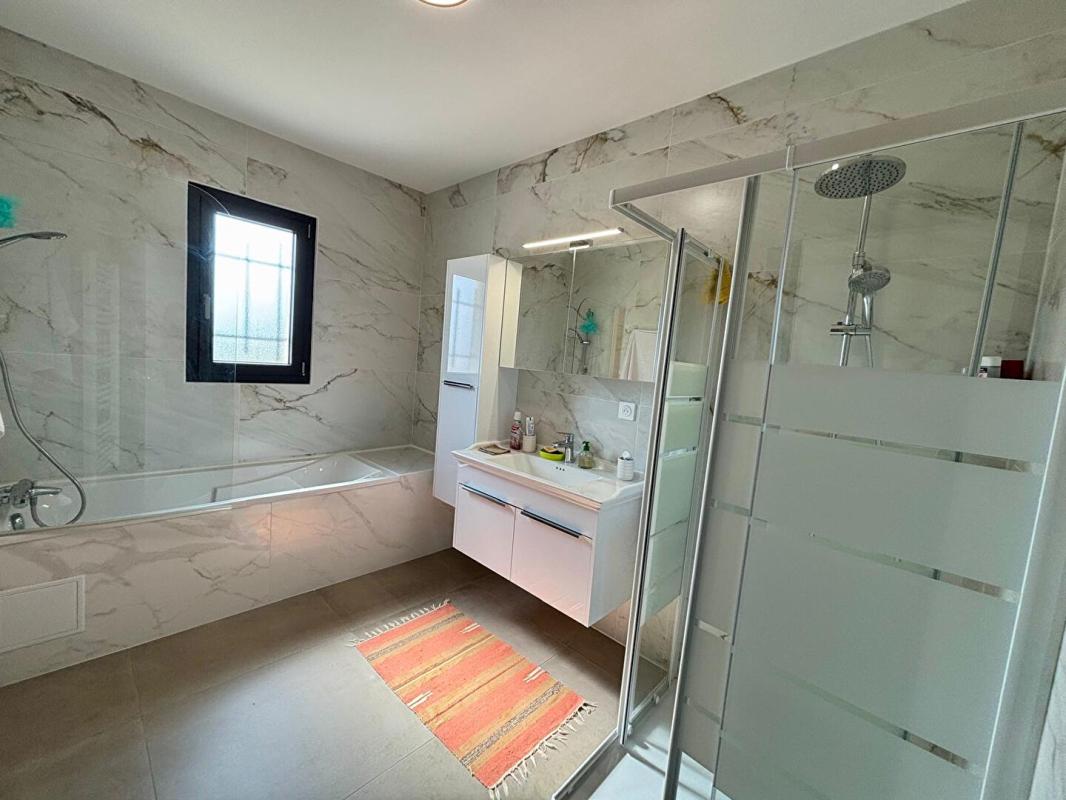 NEVERS Maison contemporaine toit plat - 156 m² - Terrain de 1861 m²  - Secteur Nevers 5