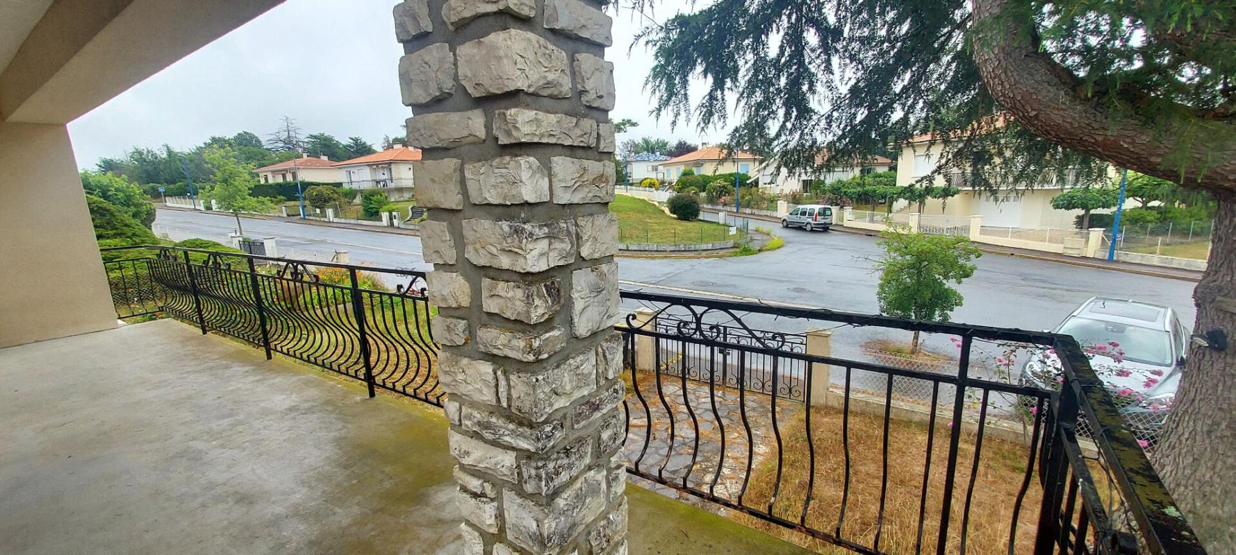 LA ROCHE-CHALAIS Maison 200 m2 sur deux niveaux, 8 pièces, 4/5 chambres, garage, terrain clos 750 m2 10