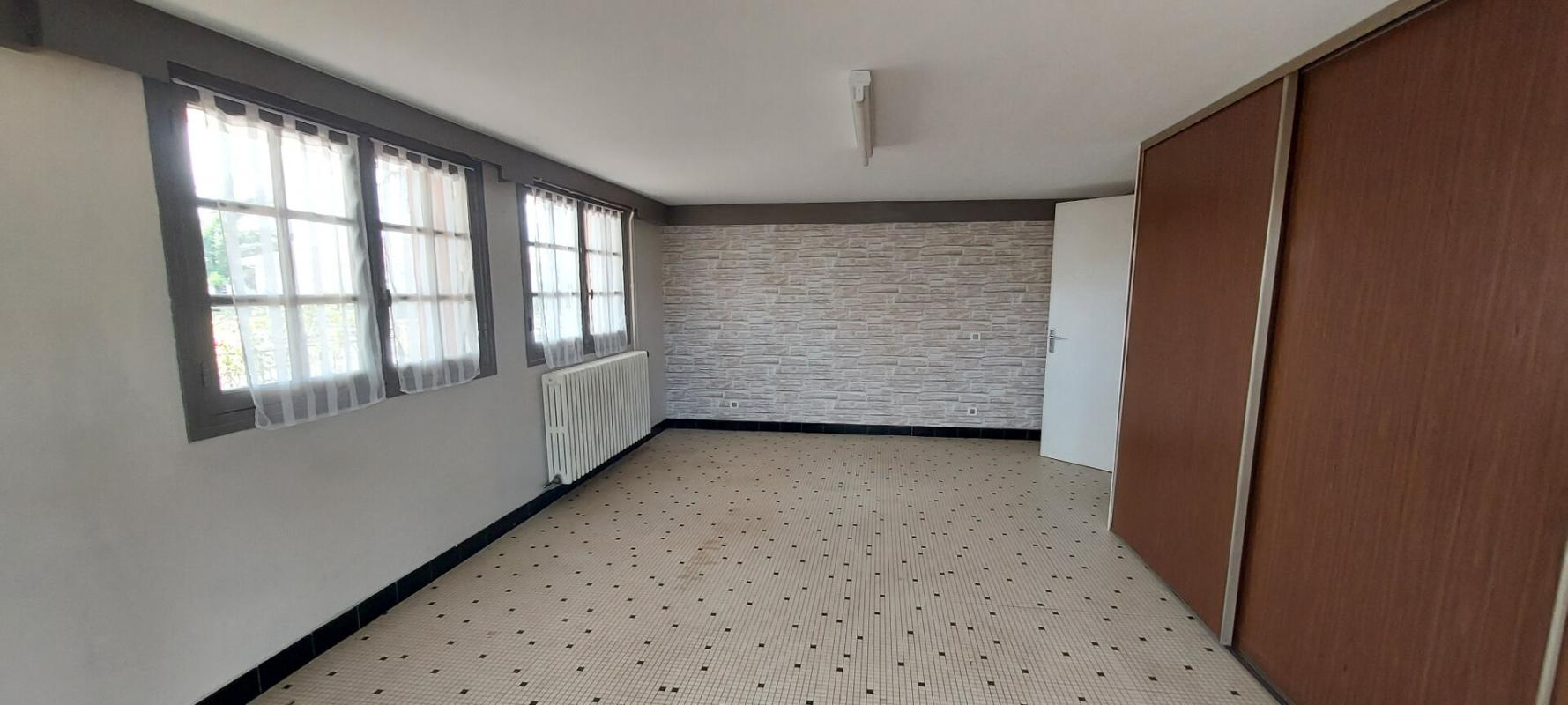 LA ROCHE-CHALAIS Maison 200 m2 sur deux niveaux, 8 pièces, 4/5 chambres, garage, terrain clos 750 m2 11