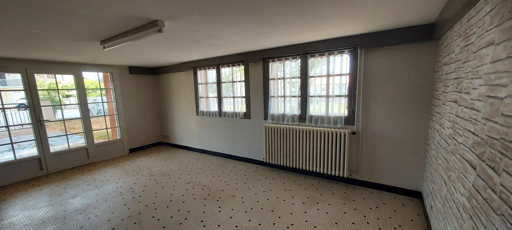 LA ROCHE-CHALAIS Maison 200 m2 sur deux niveaux, 8 pièces, 4/5 chambres, garage, terrain clos 750 m2 13