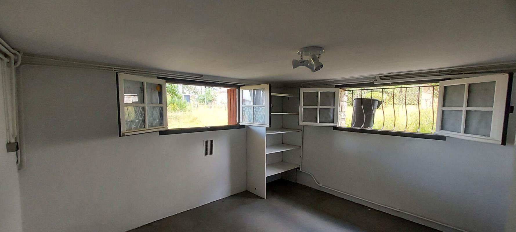 LA ROCHE-CHALAIS Maison 200 m2 sur deux niveaux, 8 pièces, 4/5 chambres, garage, terrain clos 750 m2 15