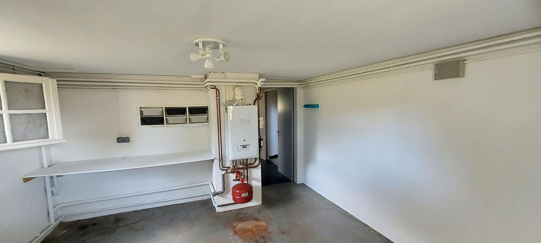 LA ROCHE-CHALAIS Maison 200 m2 sur deux niveaux, 8 pièces, 4/5 chambres, garage, terrain clos 750 m2 16