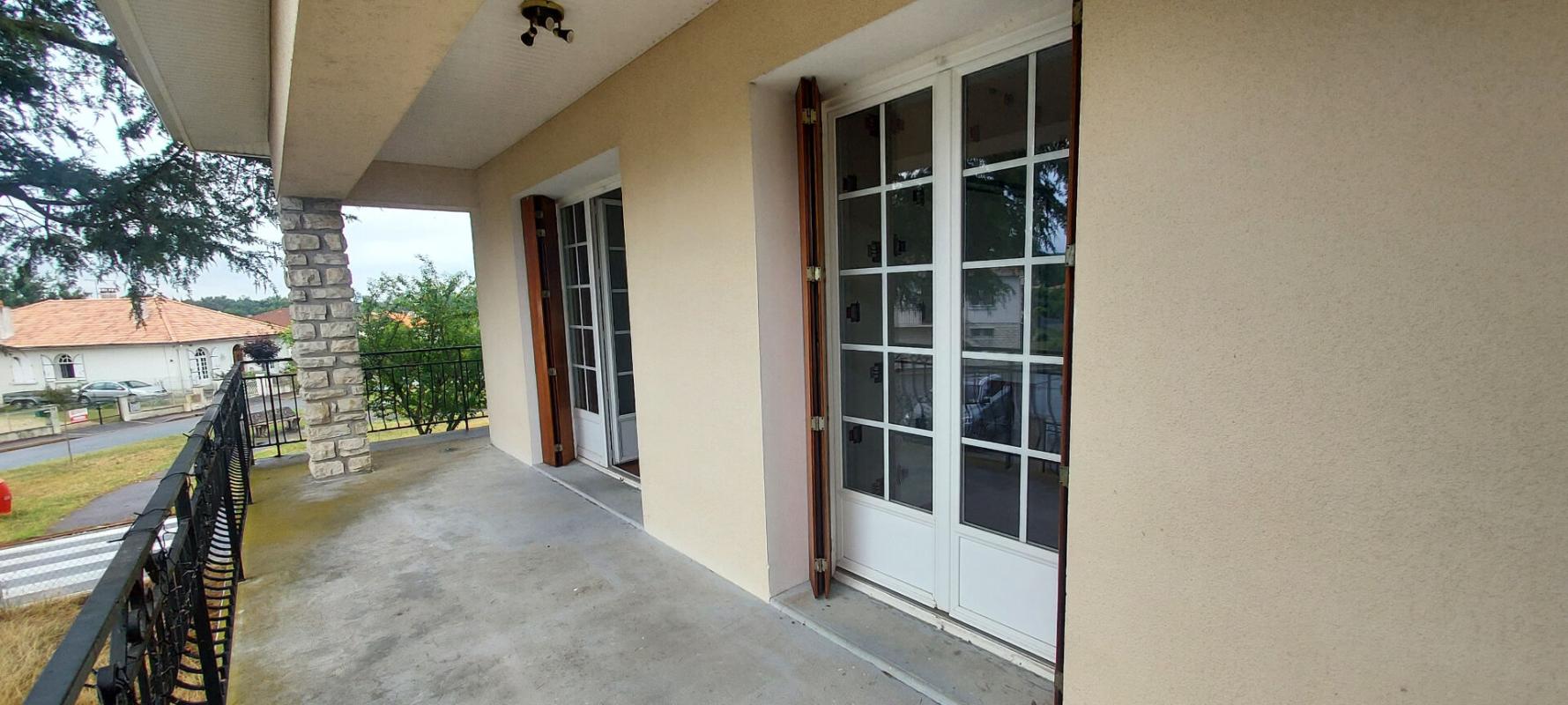 LA ROCHE-CHALAIS Maison 200 m2 sur deux niveaux, 8 pièces, 4/5 chambres, garage, terrain clos 750 m2 9