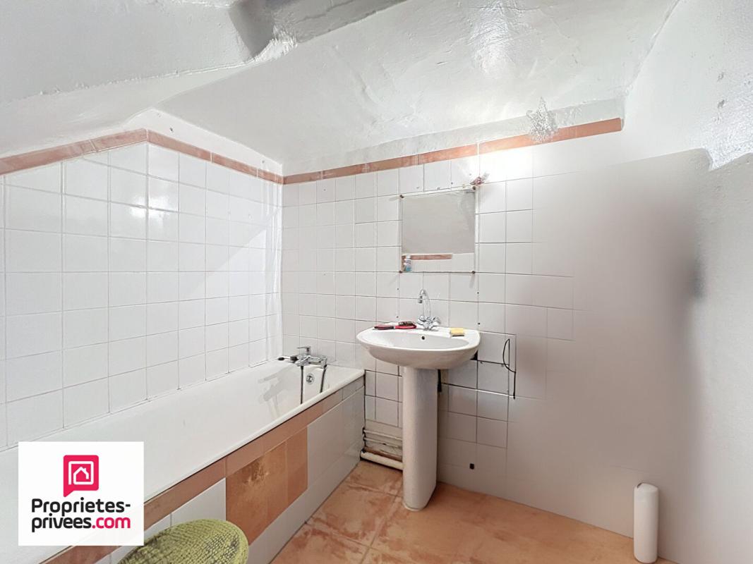 RIANS RIANS IMMEUBLE AVEC 4 LOGEMENTS +  LOCAL LOUES 4