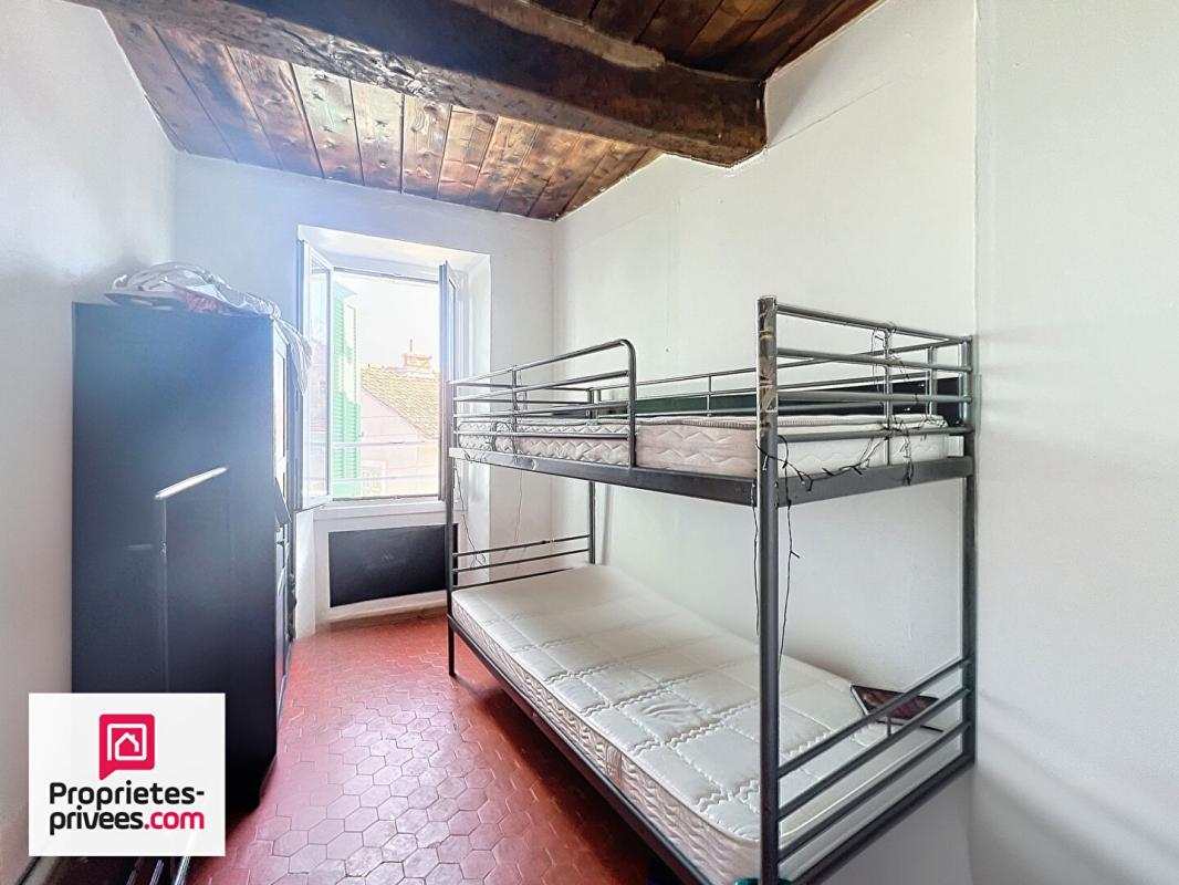 RIANS RIANS IMMEUBLE AVEC 4 LOGEMENTS +  LOCAL LOUES 8