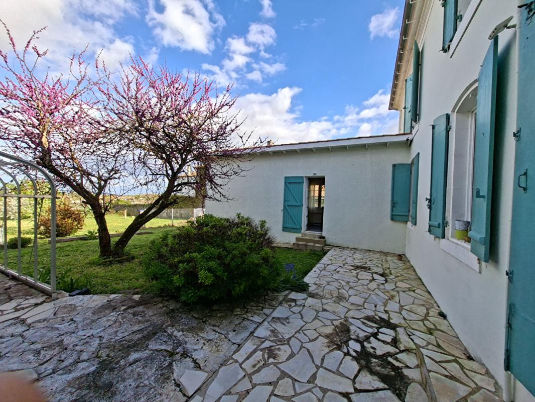 SAINT-ESTEPHE jolie maison pierre vue sur l estuaire de la Gironde SAINT-Estèphe 11