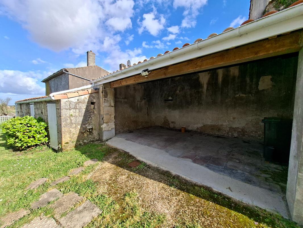 SAINT-ESTEPHE jolie maison pierre vue sur l estuaire de la Gironde SAINT-Estèphe 15