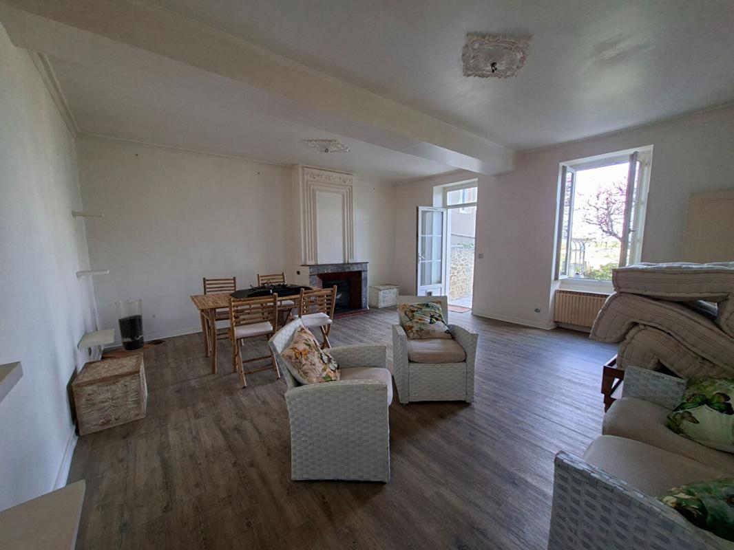 SAINT-ESTEPHE jolie maison pierre vue sur l estuaire de la Gironde SAINT-Estèphe 3