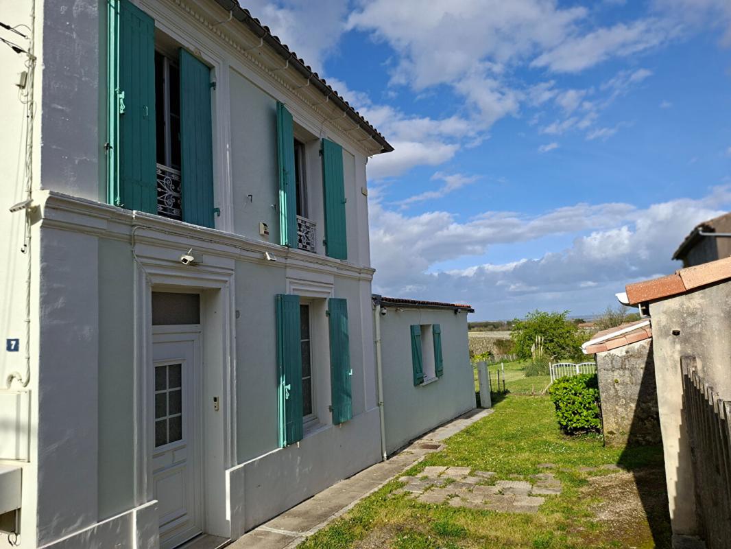 SAINT-ESTEPHE jolie maison pierre vue sur l estuaire de la Gironde SAINT-Estèphe 9