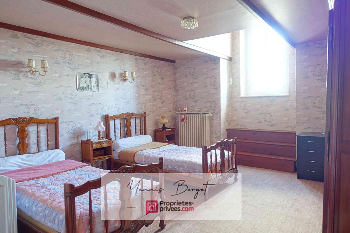 LES BROUZILS Ensemble immobilier avec logement indépendant, PISCINE et dépendance 13