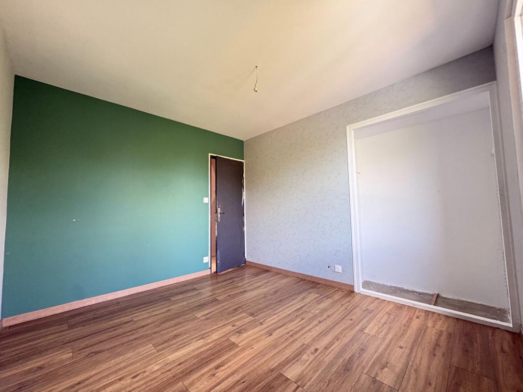 LOIRE Maison avec fort potentiel , sous-sol complet et 1 800 m² de terrain constructible 13