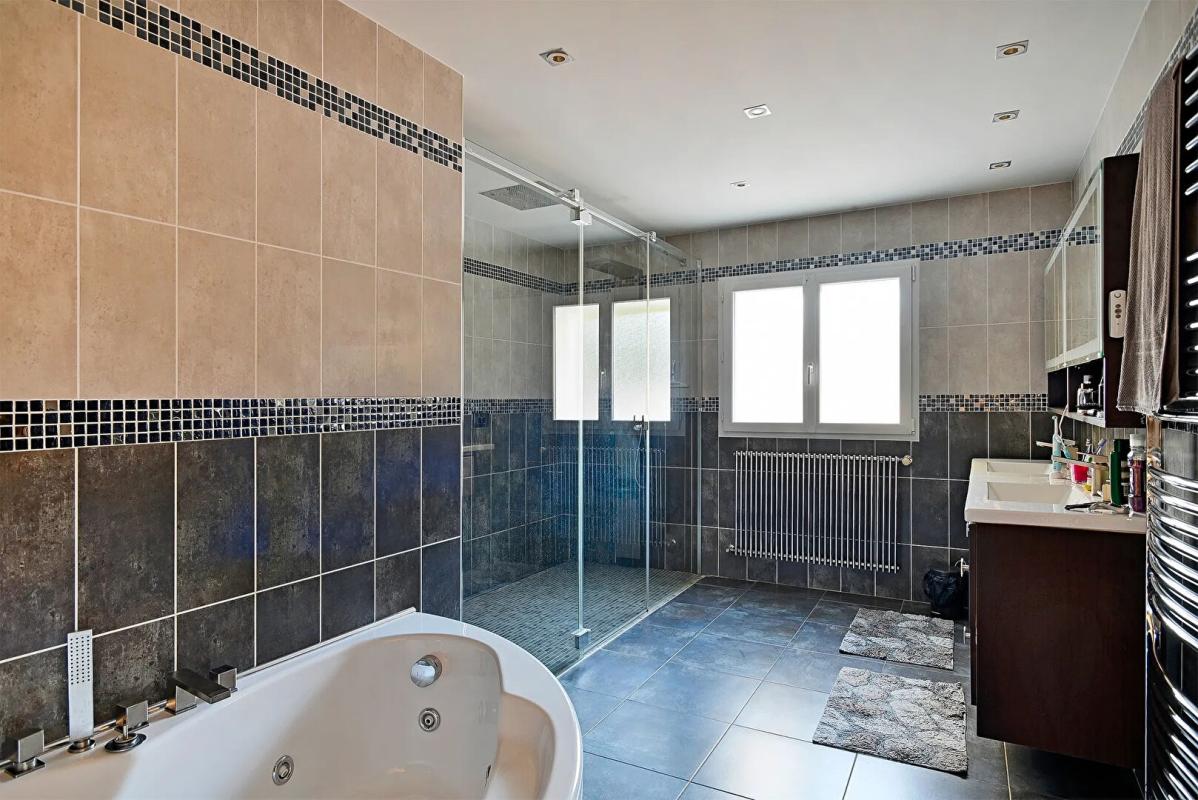 MONTEUX MAS de 11 pièces entièrement rénové à Monteux 8