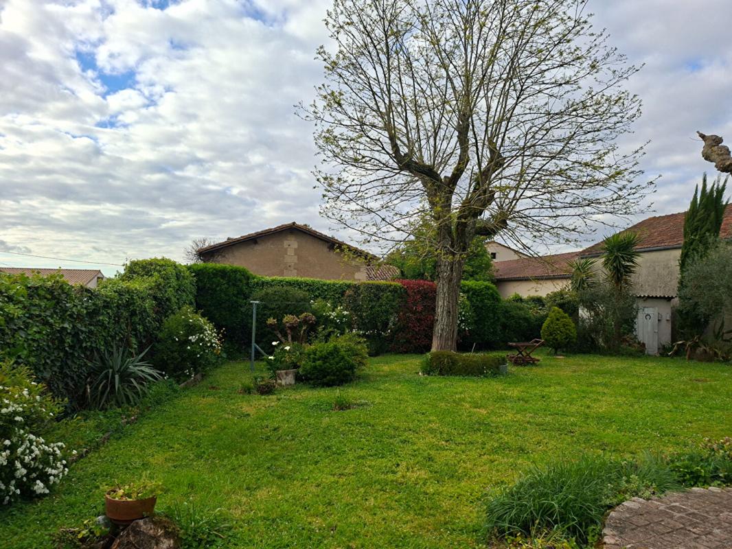 SAINT-ESTEPHE Belle Maison de village pierre à SAINT-Estèphe Médoc 6 pièce(s) 120 m2 11