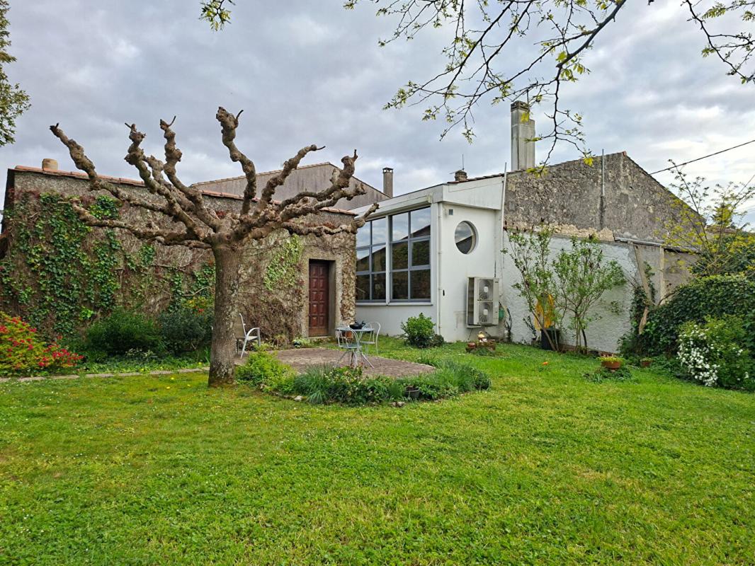 SAINT-ESTEPHE Belle Maison de village pierre à SAINT-Estèphe Médoc 6 pièce(s) 120 m2 3