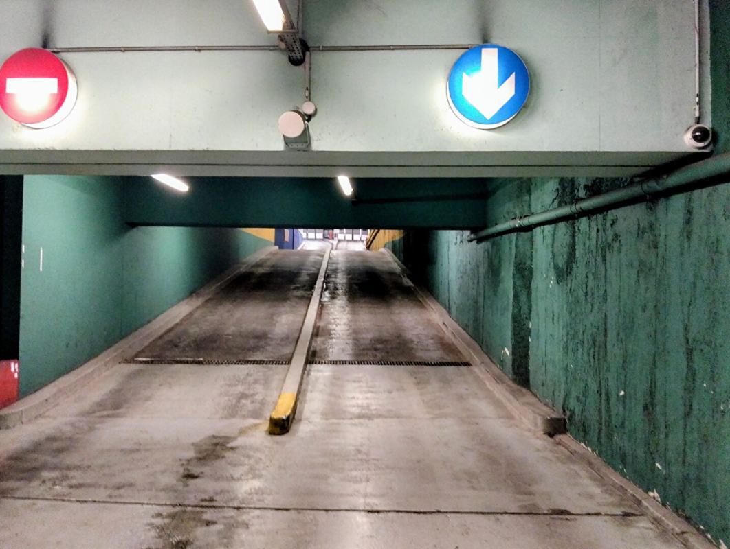 PARIS-16E-ARRONDISSEMENT Grande place dans un parking sécurisé face à la Maison de la Radio 4